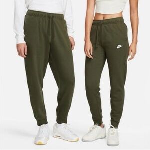 Nike UNISEX sportswear club fleece jogger
Olive Green Sweatpants size XL